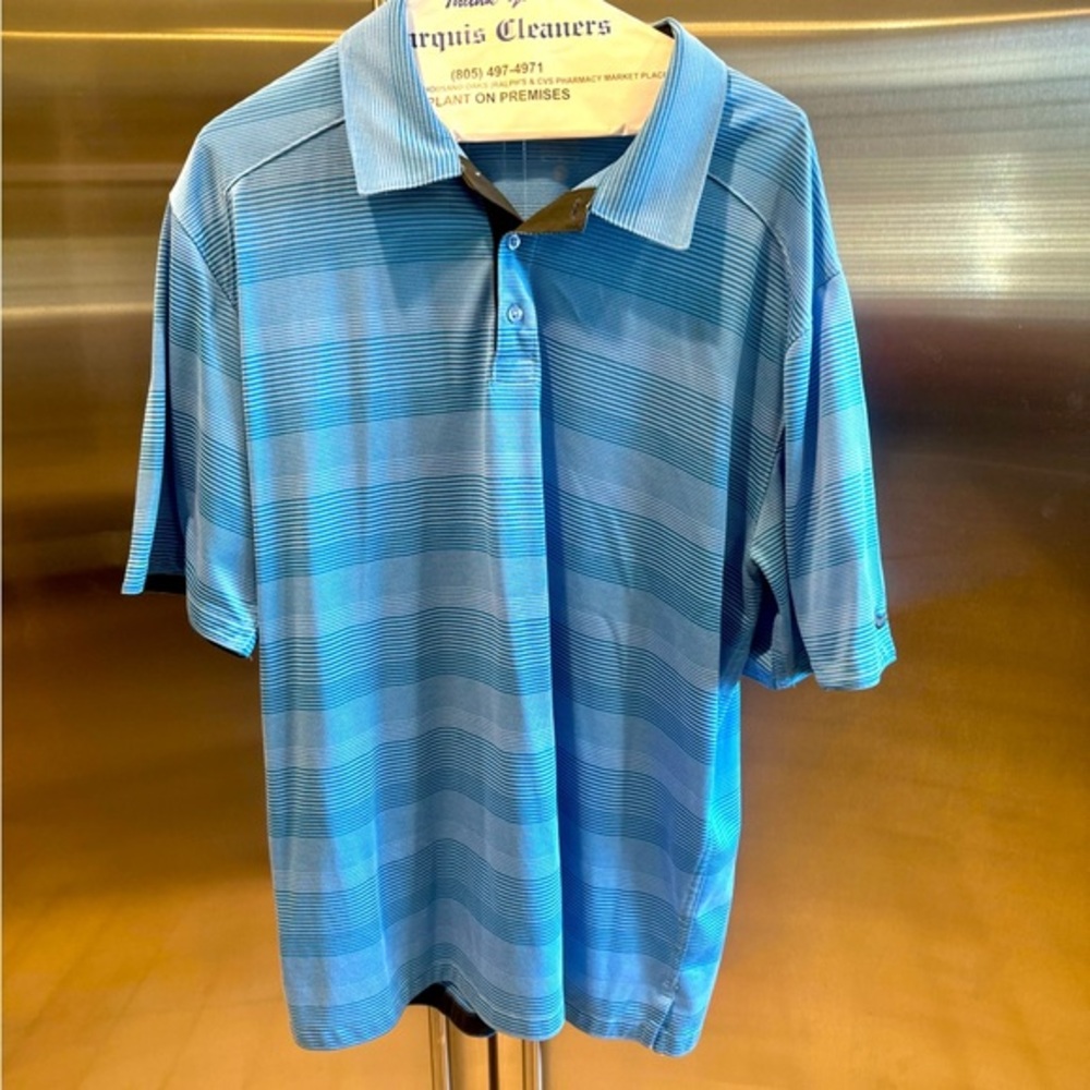 NIKE golf shirt!⛳️Travels well. Machine washable, extra button. Like NEW🤩EUC🤩